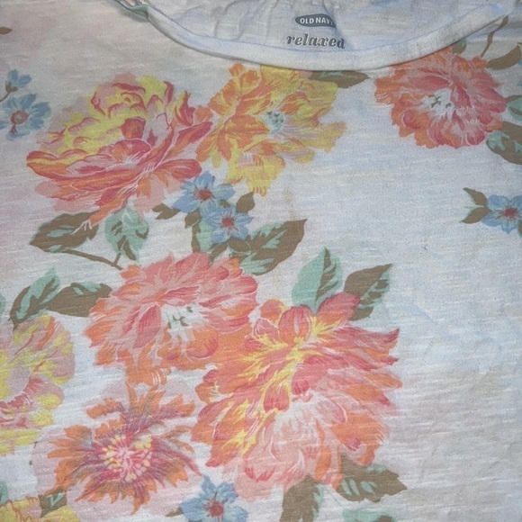 *Women’s large floral old navy tee - Picture 3 of 5